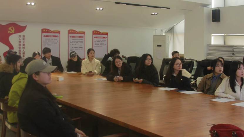 会议室里的人们 AI 生成的内容可能不正确。